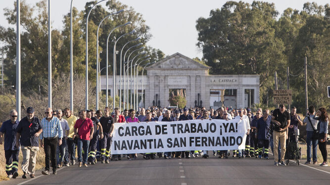 Los trabajadores de Navantia-San Fernando salen de la factoría y emprenden el camino por la carretera de La Carraca.