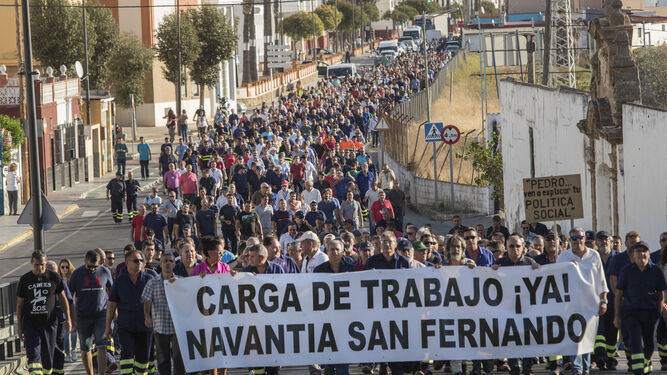Los trabajadores de Navantia recorren la carretera de La Carraca, en el barrio de la Bazán, en su protesta del pasado martes.