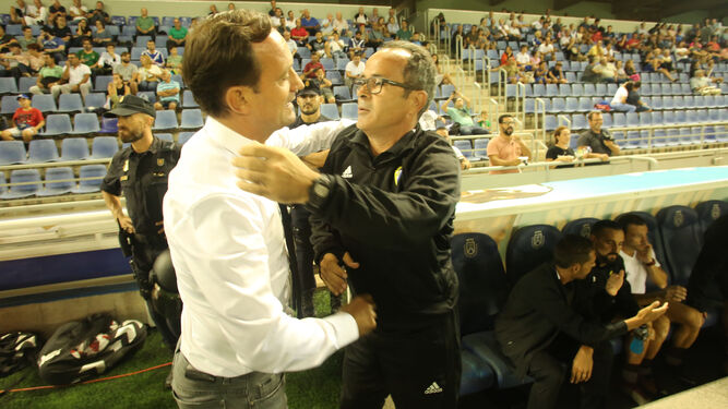 Álvaro Cervera saluda a Joseba Etxeberria, técnico local, antes del choque.