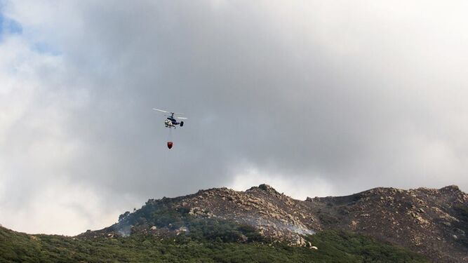 Un helicóptero durante las labores de extinción en un incendio en Tarifa.