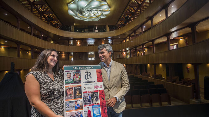 Castro (i.) y Romero, con el cartel de los espectáculos de la temporada de Otoño del Teatro de Las Cortes, en el escenario del coliseo isleño.