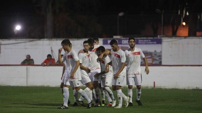 Jugadores del Chiclana celebran un gol durante un partido de la reciente pretemporada.