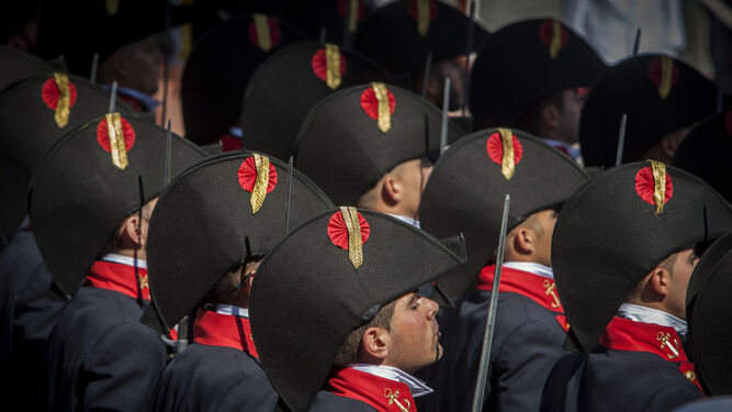 Infantes de marina, atiaviados con el uniforme histórico, en el izado de la bandera del pasado 24-S.