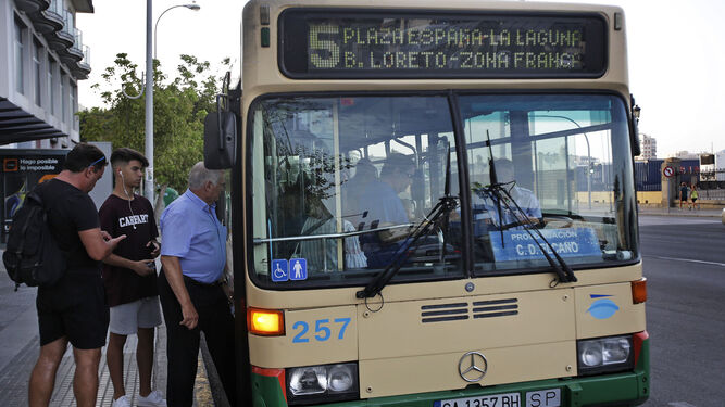 Un autobús urbano de la línea 5 con el cartel de la prolongación al Complejo Deportivo Elcano en la parada de la avenida del Puerto.