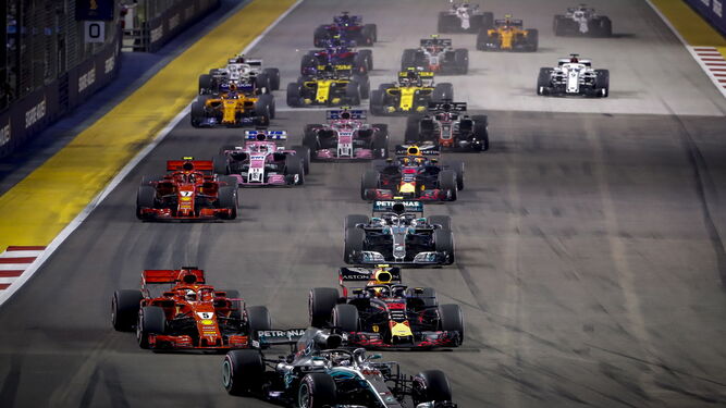 Lewis Hamilton encabeza la carrera tras apagarse el semáforo y arrancar el Gran Premio de Singapur.