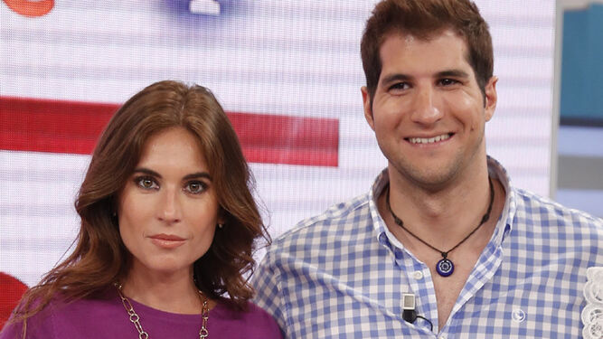 Lourdes Montes y Julián Contreras, posando en la presentación de la nueva temporada del programa televisivo 'Corazón'