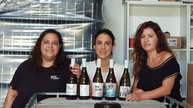 Olga Sánchez, Lucía Fuentes y Desirée Rodríguez muestran con orgullo los vinos comercializados.