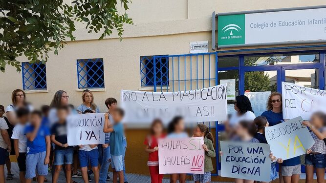 La protesta en el colegio Blas Infante el primer día del curso.