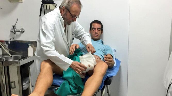 El doctor Domingo Jiménez atiende al diestro Pepe Moral en Sevilla