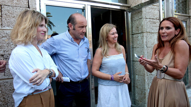 Los representantes del Partido Popular conversan con Gema Pérez en la puerta del centro.