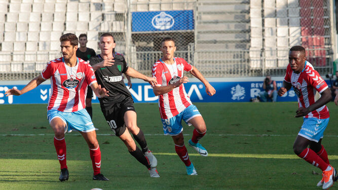 Jugadores del CD Lugo en un partido ante el Málaga