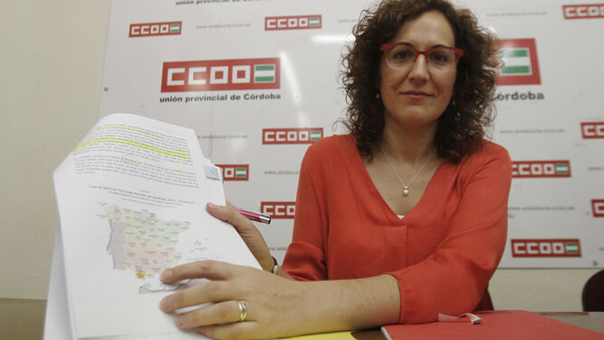 La responsable de CCOO-Andalucía, Nuria López, muestra un mapa del informe donde Cádiz aparece destacada.