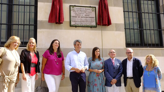 Miembros de la Corporación Municipal (y Juan Torrejón), con el azulejo en recuerdo de Antillón recién descubierto.
