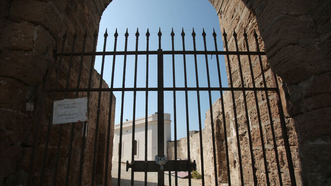 Imagen de la puerta principal de acceso al castillo de San Sebastián.