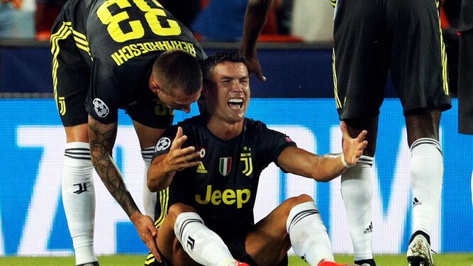 Cristiano Ronaldo llora sobre el césped de Mestalla tras ser expulsado por un rifirrafe con Murillo.
