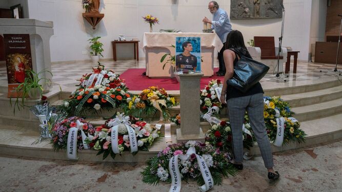 Una mujer deposita flores durante el funeral de Vinicius Noronha