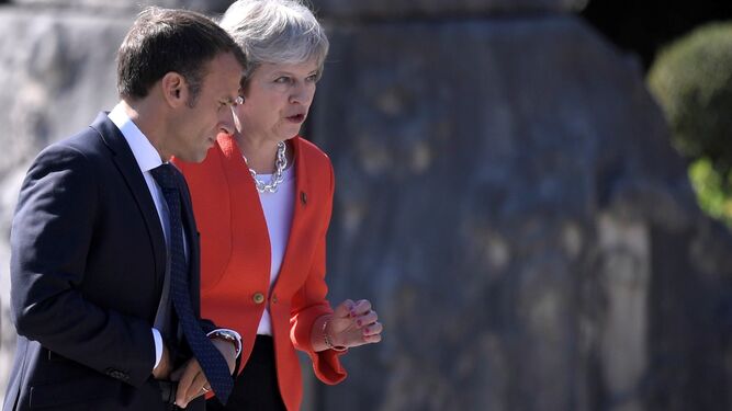 Macron y May charlan en la cumbre de Salzburgo.