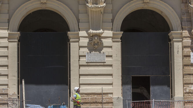 Un operario, junto a la placa que recuerda la coronación del Carmen, en 2016.