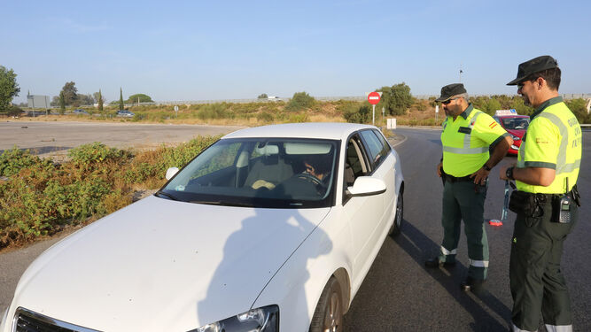 Dos agentes de la Guardia Civil, ayer junto a un vehículo.