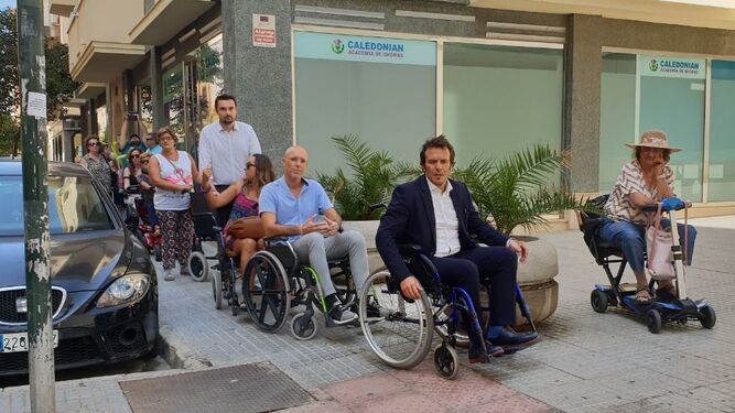 El alcalde encabeza la marcha en silla de ruedas.