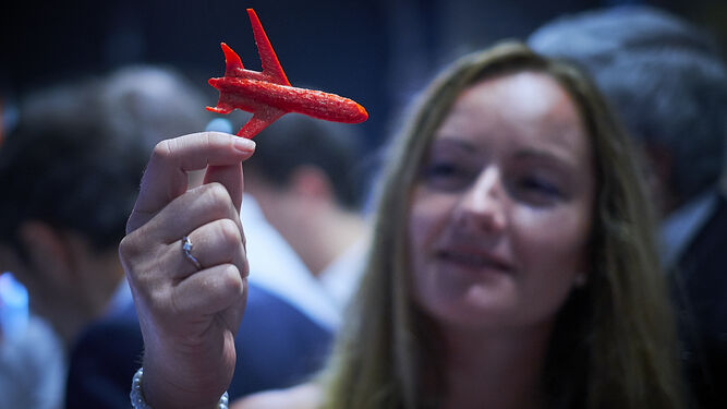 Un modelo de Airbus recien elaborado por una impresora 3D que forma parte de la exposici&oacute;n.