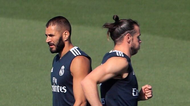 Los madridistas Benzema y Bale, ayer en Valdebebas.