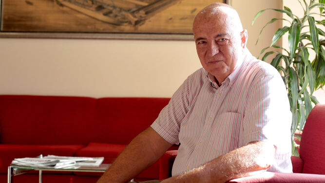 "Yo solo soy un pensionista", dice Álvarez mientras se le retrata.