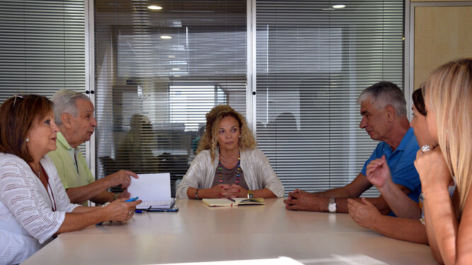 Suárez, reunida con representantes de la Federación de Peñas y Entidades.