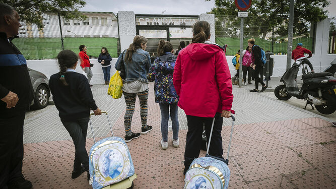 La Barriada de la Paz es una de las zonas en la que más incidencia tenía el Programa Zona. En la imagen, escolares entrando en el Colegio Andalucía.
