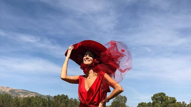 Gala Gonz&aacute;lez con vestido rojo de Alberta Ferreti y sombrero de Betto Garc&iacute;a. Instagram.