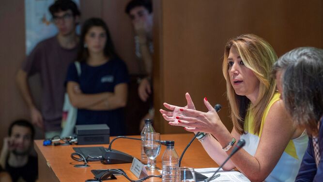 Susana Díaz interviene en una charla en la Universidad de Sevilla