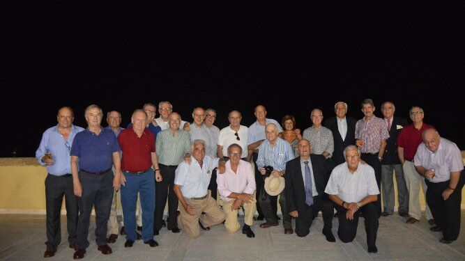 Un grupo de antiguos alumnos de San Felipe Neri, pertenecientes a la promoción de 1958, durante la cena celebrada en el Baluarte de los Mártires, con motivo de cumplirse los 60 años de su salida colegial.