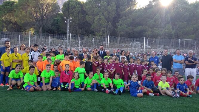Los jóvenes futbolistas de Grazalema están encantados con su nuevo campo