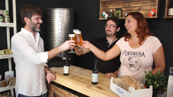 Alfredo Charques brinda con Patricia Aparicio e Israel Pérez, propietarios de Cervezas 'La Piñonera'.