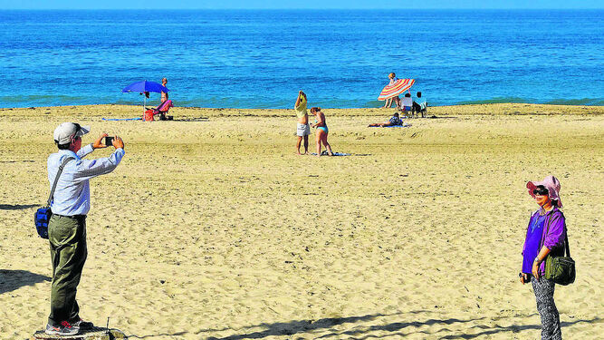 La toma de fotografías, una imagen habitual en las playas de Cádiz.