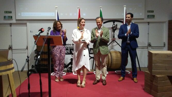 Momento en el que Débora Casillas, representante del Concert Music Festival Sancti Petri, recoge el galardón.