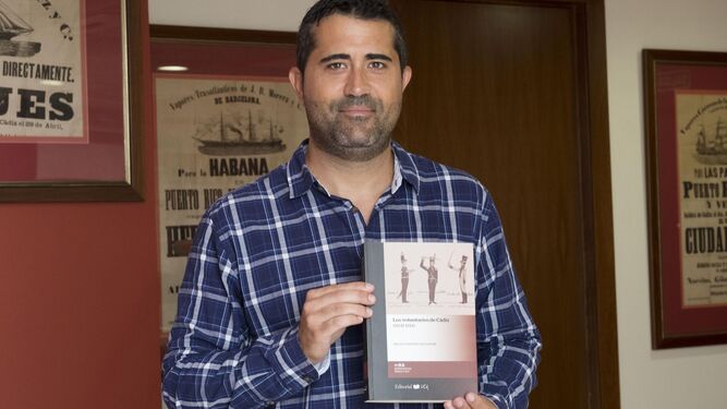 El autor, Helios González de la Flor, presenta su nuevo libro.