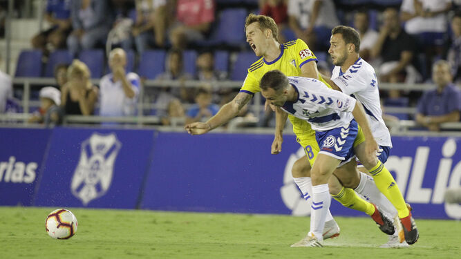 Álex Fernández es frenado por dos contrarios durante el encuentro contra el Tenerife.