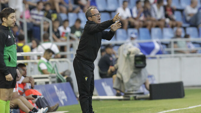 Álvaro Cervera da órdenes desde la banda en el reciente partido contra el Tenerife.