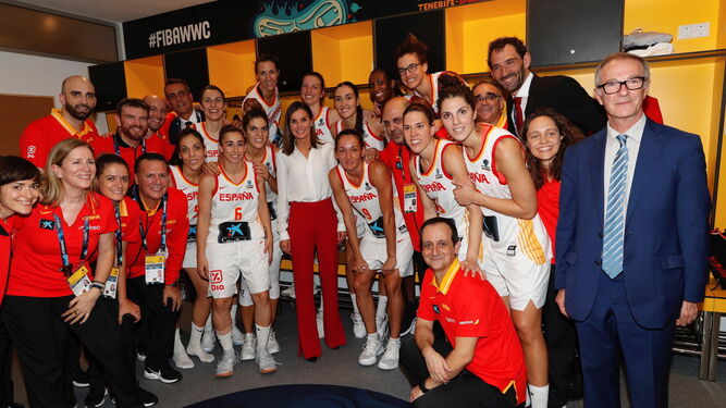 La reina Letizia posa en el vestuario junto a la selección española tras la conquista del bronce en el Mundial.