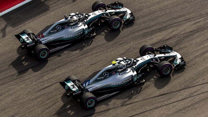 Los Mercedes de Lewis Hamilton y Valtteri Bottas, emparejados en el trazado de Sochi.