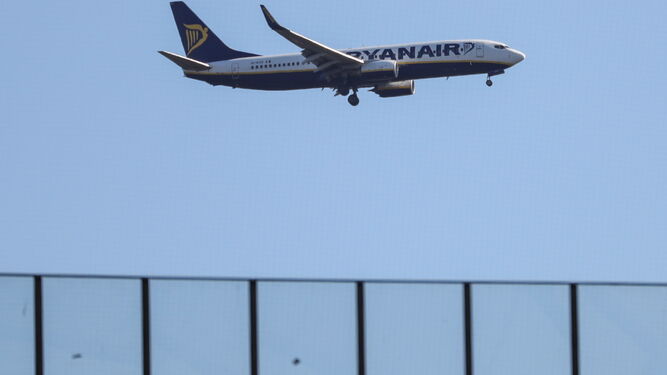 Un avión de Ryanair despegando en el aeropuerto de Frankfurt.