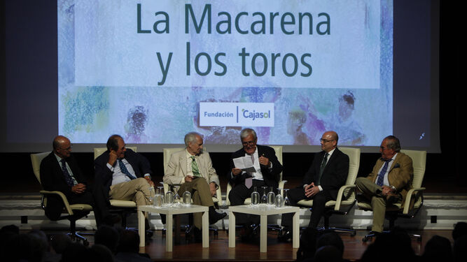 Sánchez Mejías, Antonio Miura, Amorós, Colón, Luque Teruel y Eduardo Miura durante el coloquio.