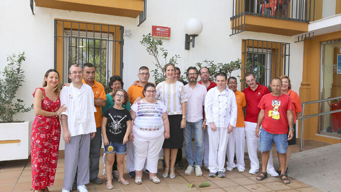 La edil Carmen Jiménez con miembros de la entidad y participantes de curso en el Hotel Fuentemar.
