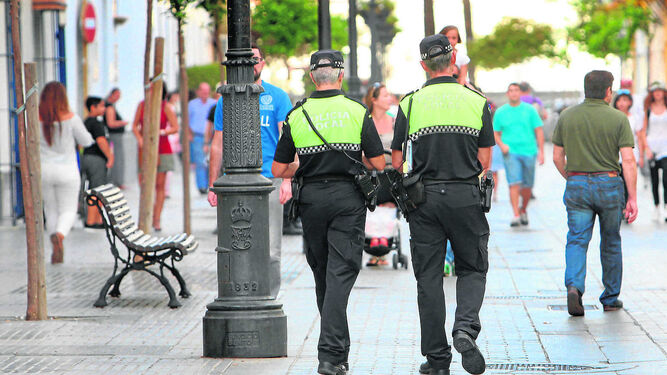 Dos agentes patrullan por una calle céntrica, en una imagen de archivo.