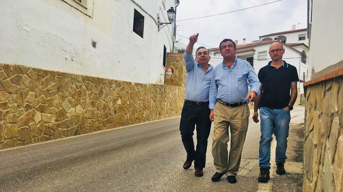 José Loaiza, con los representantes del PP en la localidad, recorriendo parte de la travesía.