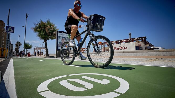 El carril bici es una de las actuaciones que se están desarrollando actualmente en la ciudad, financiado mayoritariamente por la Junta de Andalucía.