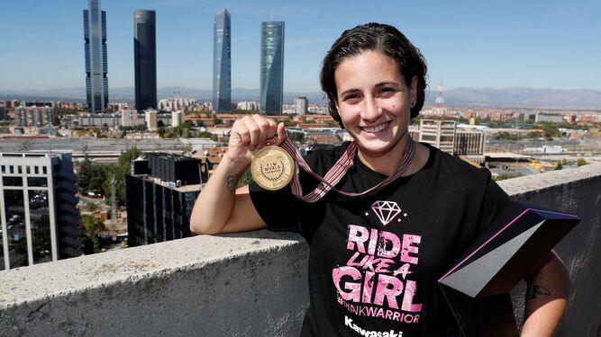 Ana Carrasco posa frente al skyline de Madrid con sus trofeos de campeona del mundo.