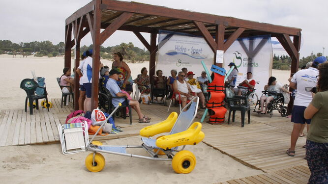 El programa de ayuda al baño se ha desarrollado en las playas de Valdelagrana y La Puntilla.