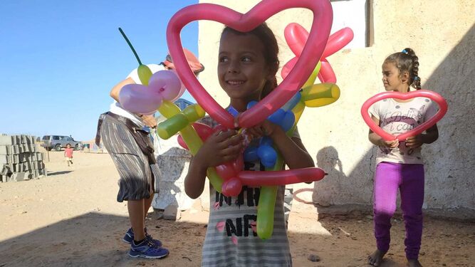 Una niña saharaui se lo pasa en grande con juegos de globoflexia.